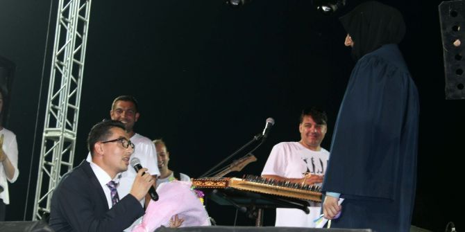 Mezuniyet Töreninde Sürpriz Evlenme Teklifi