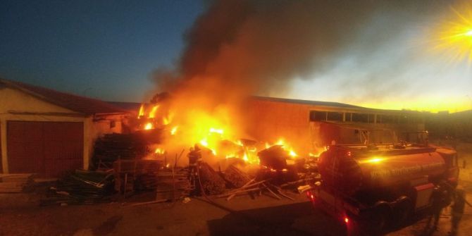 Ahşap Ürünleri Atölyesi Ve Deposunda Yangın