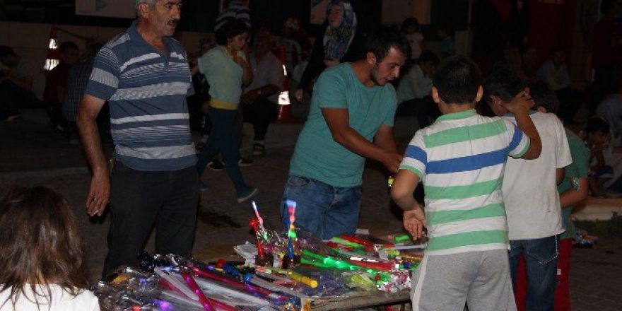 Demokrasi Nöbetleri Seyyar Satıcıların İşine Yaradı