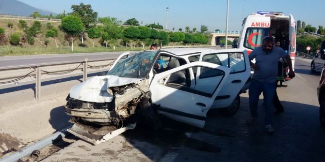 Bursa’da Otomobil Direğe Çarptı: 5 Yaralı