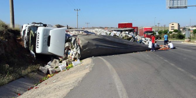 Sivas’ta Sebze Ve Meyve Yüklü Tır Devrildi: 1 Yaralı
