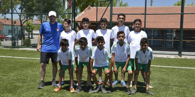 Çocuklar, Ediz Bahtiyaroğlu Futbol Sahasında Topbaşı Yaptı