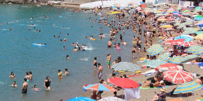 Hava Sıcaklığı 30 Dereceyi Geçti, Plajlar Doldu Taştı
