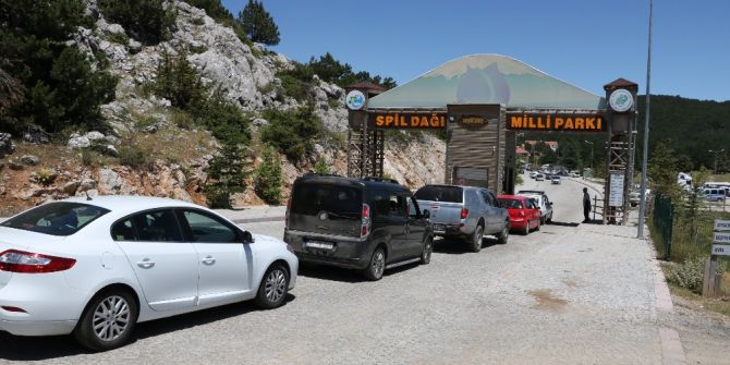 Sıcaktan Bunalan Vatandaşlar Spil Dağı’na Akın Etti