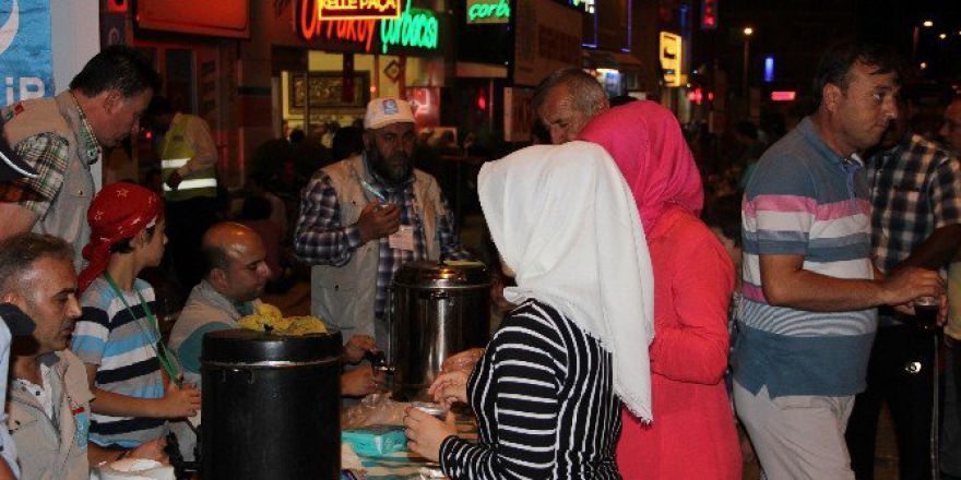 Beşir Derneği Nöbet Tutan Vatandaşlara Çay İkramında Bulunuyor