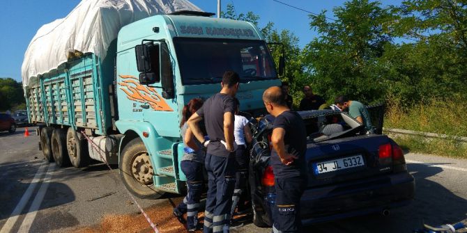 Kamyon Ve Otomobil Kafa Kafaya Çarpıştı: 1 Ölü