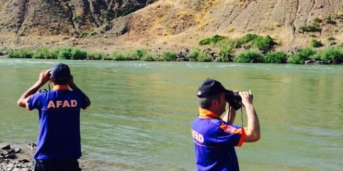 Nehre Düşen Çocuk Kayboldu