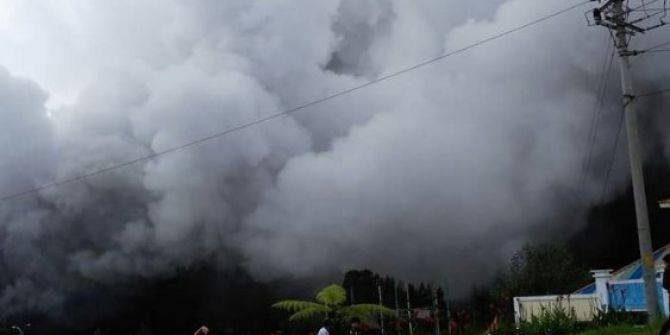 Endonezya’da Yanardağ Patladı: 10 Yaralı