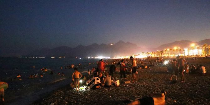 Dünyaca Ünlü Plaj Gündüz Boş Akşam İse Yer Yok