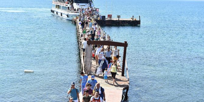 Sıcaktan Bunalan İzmirliler Yassıcaada’ya Koştu