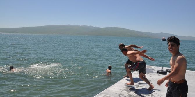 Termometreler 34’ü Gösterince Soluğu Çıldır Gölü’nde Aldılar