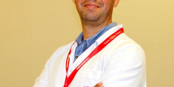 Renkli Gözlü Ve Beyaz Tenli Çocuklar Güneşe Dikkat