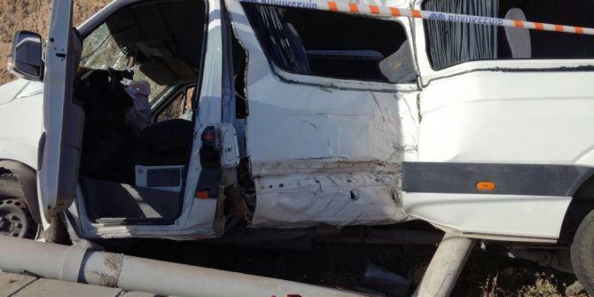 Minibüs Direğe Çarptı: 18 Yaralı