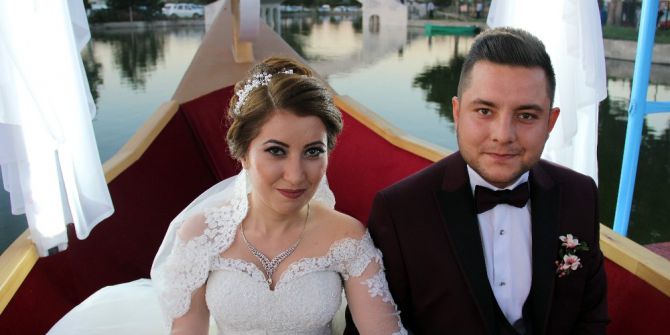 Nikah Masasına Sandalla Gidiyorlar