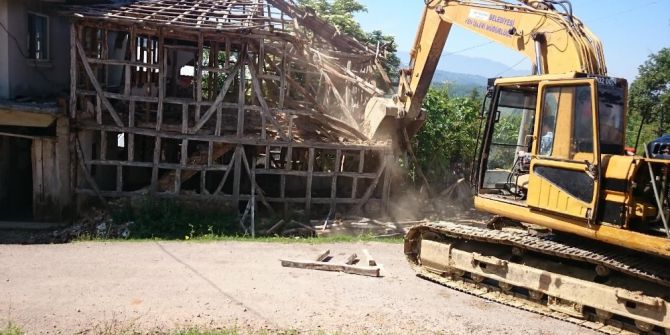 İzmit’te Metruk Yapılar Yıkılıyor