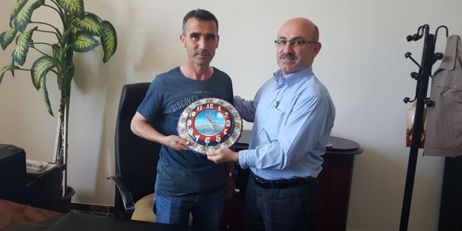 Müdür Cebeci’den, Tayin Olan Personele Hediye