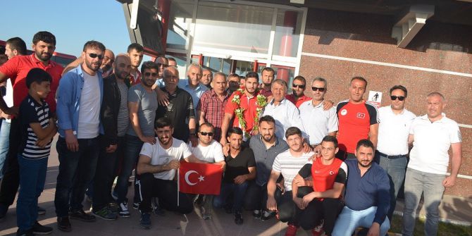 Avrupa Fatihi Küçükyıldırım, Çiçeklerle Karşılandı