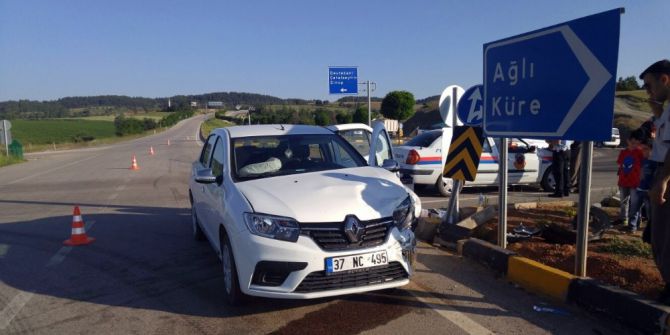 Devrekani Kavşağında İki Otomobil Çarpıştı: 1 Yaralı