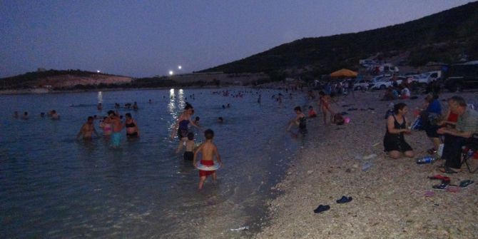Silifkeliler Aşırı Sıcaklarda Denize Gece Giriyor