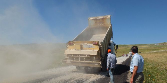 Muş’ta Zorlu Asfalt Çalışması