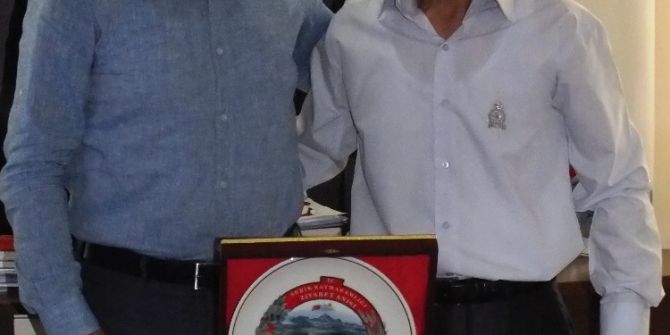 Kaymakam Şimşek’ten Dürüst Pazarcıya Plaket