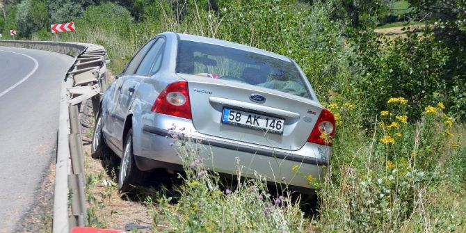 Sivas’ta Otomobil Kamyona Çarptı: 4 Yaralı