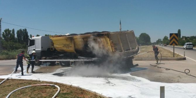 Balataları Isınan Tırın Lastikleri Yandı