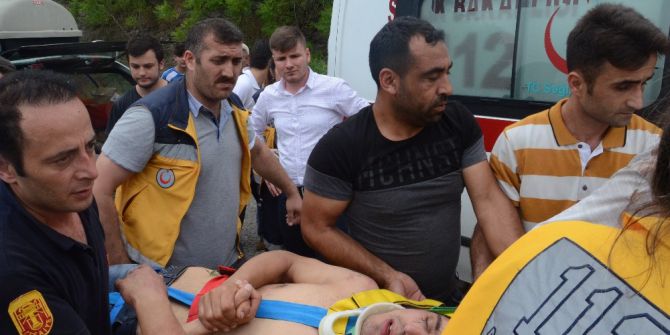 Otomobil 15 Metreden Uçuruma Yuvarlandı: 2 Yaralı