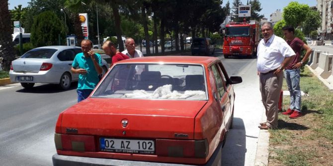 Emniyet Müdürlüğü Önünde Yanan Otomobile Polis Müdahale Etti