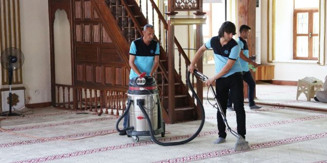 Büyükşehir Camileri Temizliyor