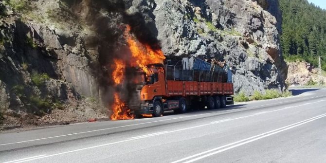 Hurda Yüklü Tır Alev Alev Yandı