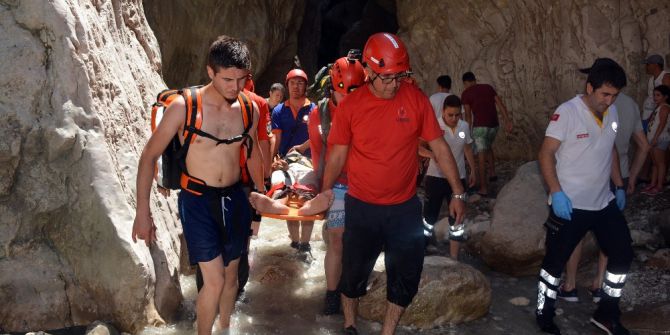 Saklıkent Kanyonu’na Düşen Tatilci 1 Saatte Kurtarıldı