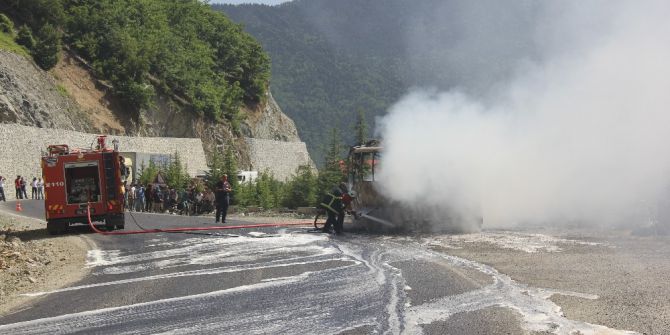 Artvin’de Yolcu Midibüsü Alev Aldı