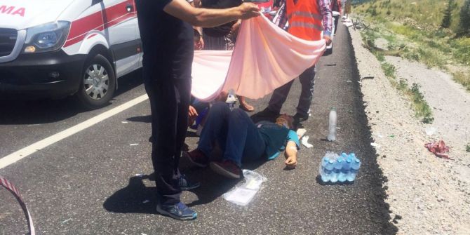 Yaralıları Çarşaf Tutarak Güneşten Korudular