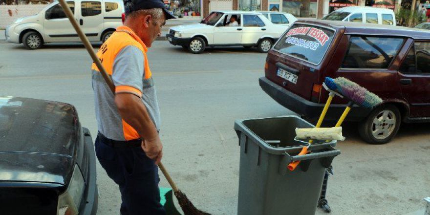 Temizlik İşçisi Maaşını Demokrasi Şehitlerinin Ailelerine Bağışladı