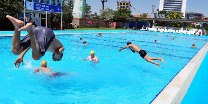 Sıcaklardan Bunalan Vatandaşlar Havuzlara Akın Etti