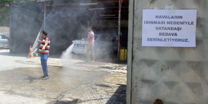 Oto Yıkamacıdan Vatandaşlara Serinletme Hizmeti