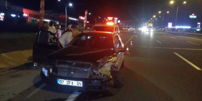 Otomobil Bariyerlere Çarptı, 4 Yaralı