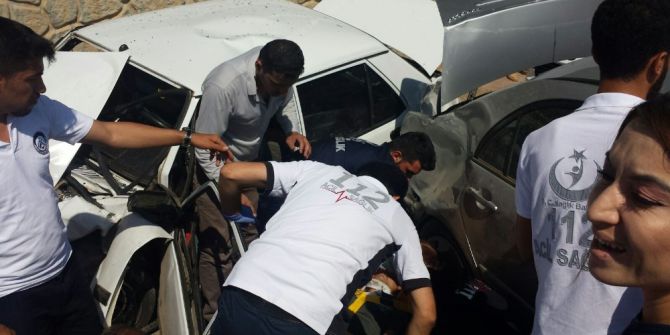 İki Otomobil Çarpıştı: 4 Yaralı