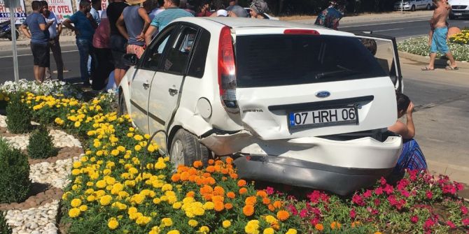 Kaza Yapan Araçtaki Çocuklar Korkudan Aşağı İnemedi