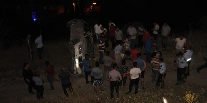 Otomobil Uçuruma Yuvarlandı: 3 Yaralı
