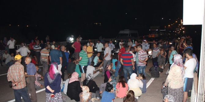 Köylüler Gece Yarısı Yol Kapattı