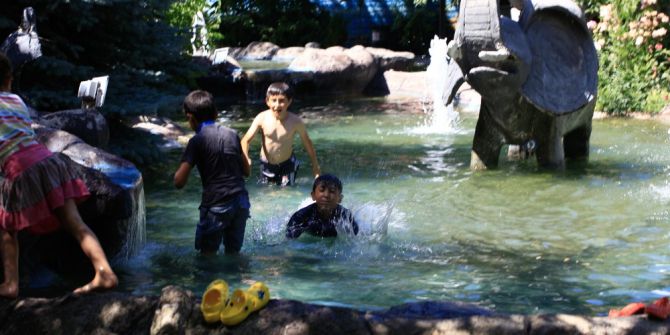 Çankırı’da Sıcaktan Bunalan Çocuklar Süs Havuzunda Serinledi