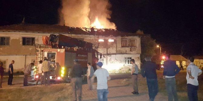 Aslanapa’da 2 Katlı Ahşap Evde Yangın