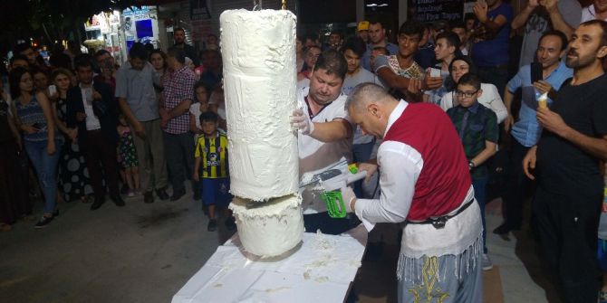 Vatandaşlara 1 Ton Dondurma Dağıtıldı