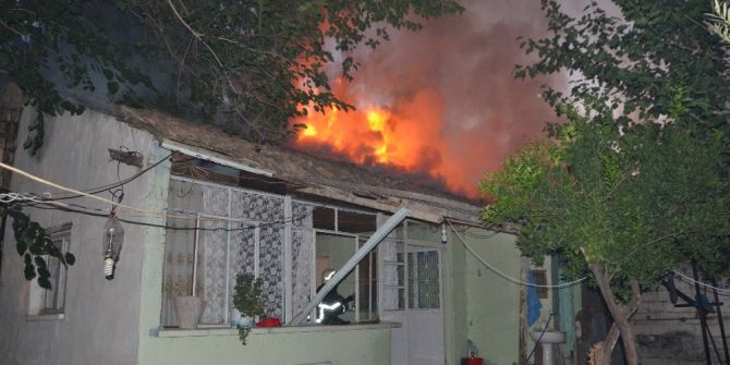 Nazilli’de 3 Ev Kül Oldu