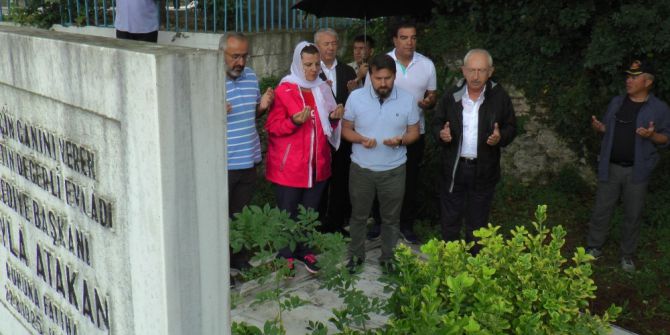 Kılıçdaroğlu, Türkiye’nin İlk Kadın Belediye Başkanı Leyla Atakan’ın Mezarını Ziyaret Etti