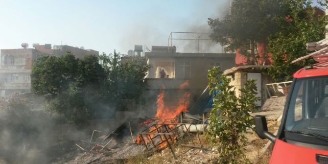 Anız Yangını Bahçeye Sıçradı Traktör Kül Olmaktan Son Anda Kurtarıldı