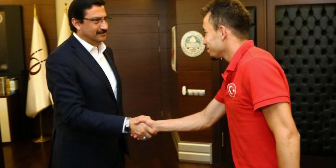 İşitme Engelli Milli Sporculardan Başkan Ak’a Teşekkür Ziyareti