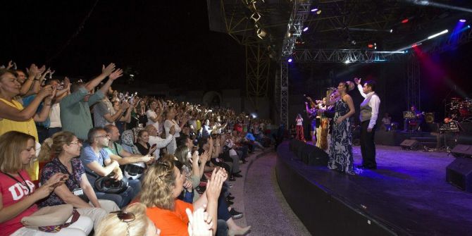 Muhteşem Konserle 90’lara Yolculuk